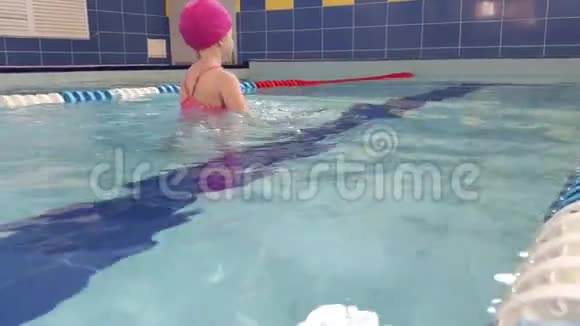小女孩在游泳池里游泳视频的预览图