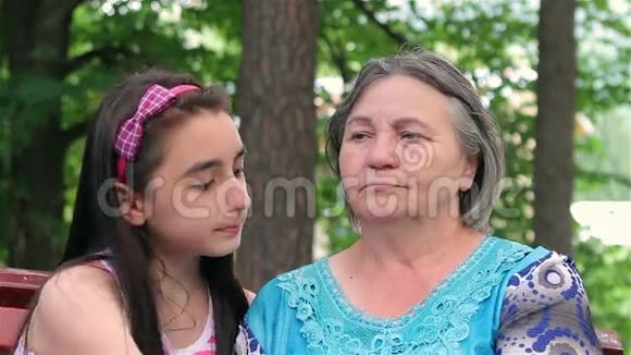 伤心的祖母和她的小孙女视频的预览图