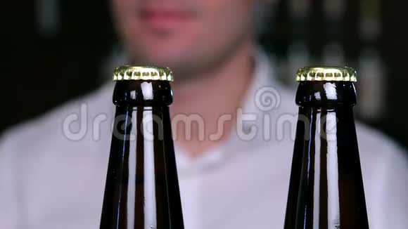 从啤酒瓶的特写镜头中移除瓶盖视频的预览图