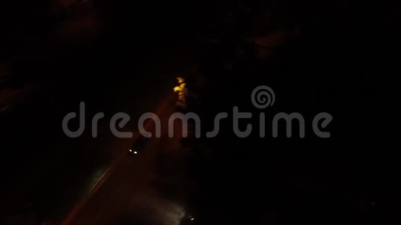 消防队员在夜间扑灭燃烧的汽车视频的预览图