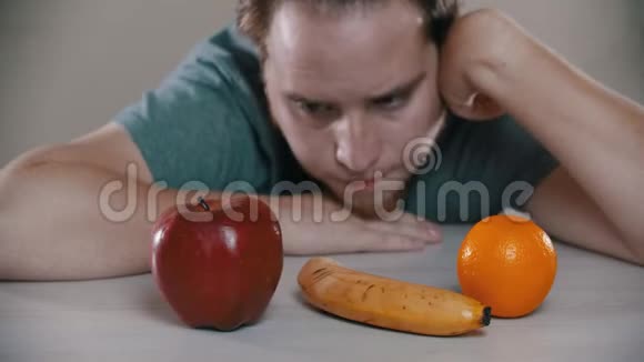 一个悲伤的人在看水果视频的预览图