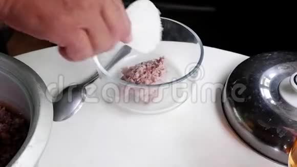 男人把米饭放在盘子里视频的预览图