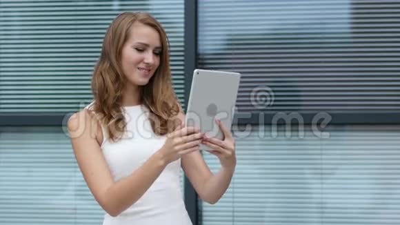 办公室外美女在桌上在线视频聊天视频的预览图