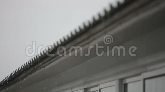 雨水和公寓的屋顶视频的预览图