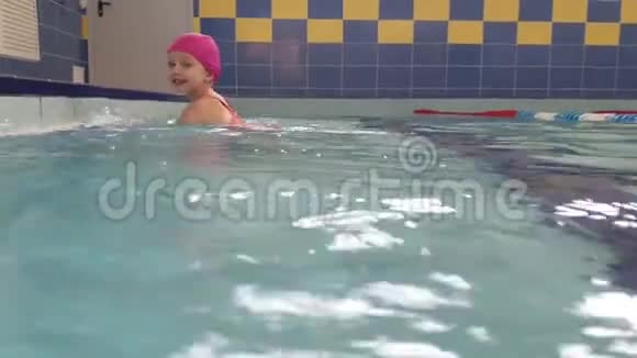 小女孩在游泳池里游泳视频的预览图