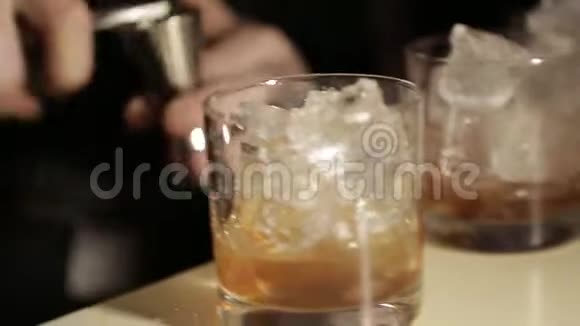 带冰的威士忌视频的预览图