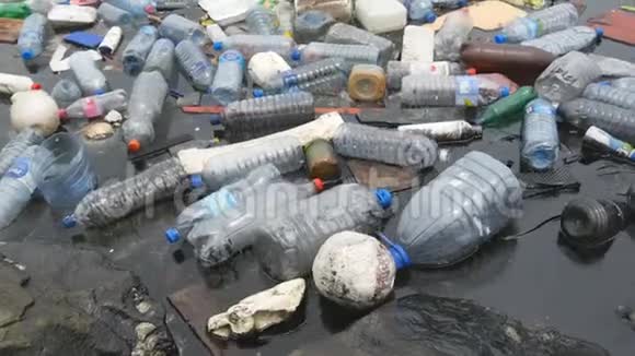 环境污染塑料瓶袋子河里的垃圾垃圾和漂浮在水中的污染视频的预览图