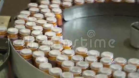 药品的自动化生产装在玻璃容器中的片剂包装视频的预览图