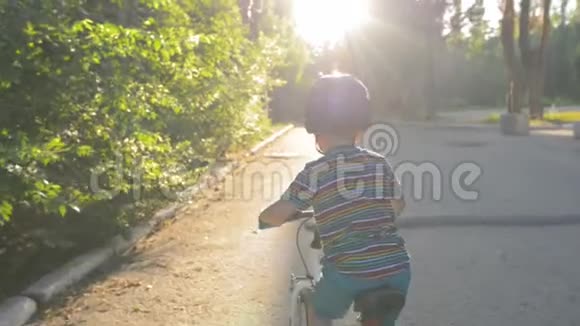骑着自行车带头盔的孩子视频的预览图