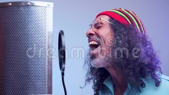 非洲男人在演播室唱歌视频的预览图