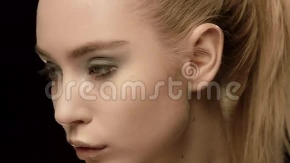 乌克兰时尚模特的脸特写被孤立在黑色背景上漂亮的模特女孩化妆美丽的黑发视频的预览图