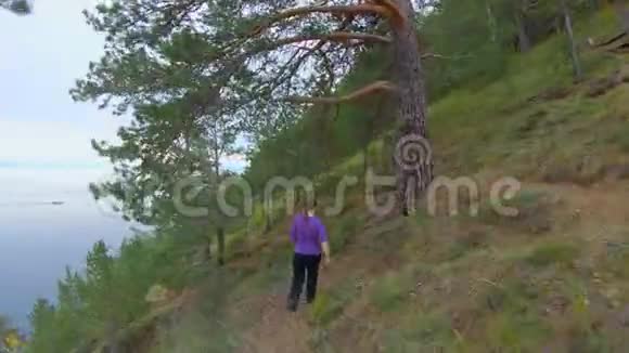 女孩沿着山坡跑视频的预览图