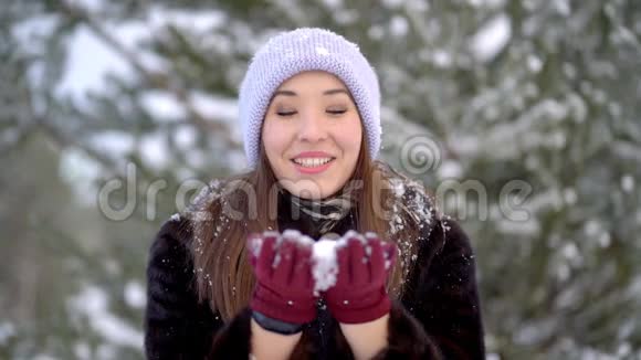 圣诞女孩冬天的女人视频的预览图