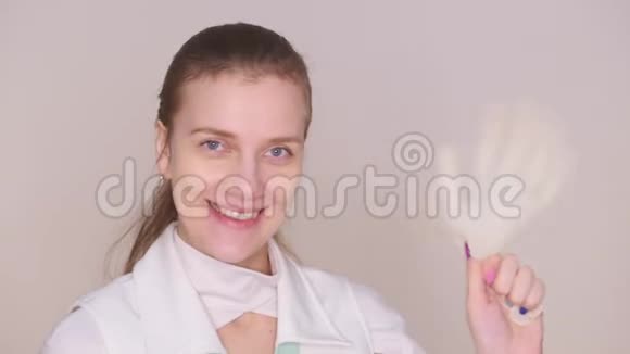女医生挥舞手套视频的预览图