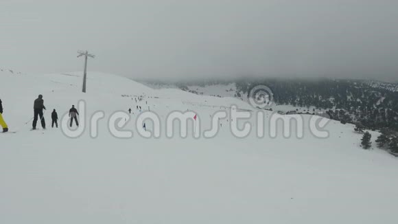 在雪山上滑雪视频的预览图