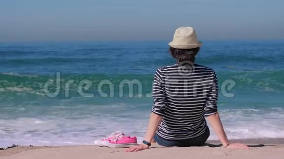 夏天海滩上休息的女人视频的预览图