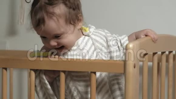 一个小孩子在婴儿床上玩耍视频的预览图