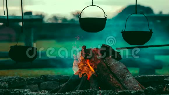 与乡村铁罐篝火视频的预览图