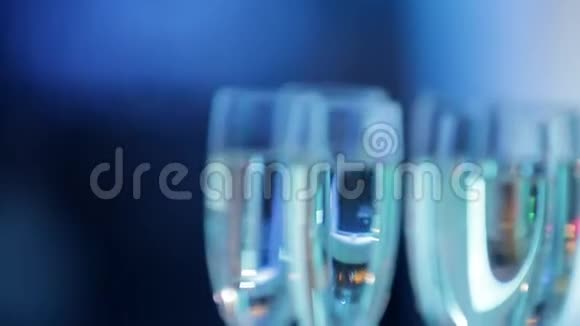桌上有香槟酒杯视频的预览图