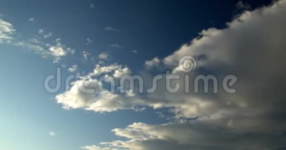 蓝天上的积云视频的预览图