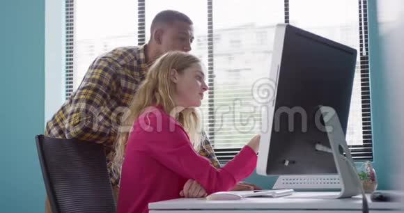 男人和女人看着电脑视频的预览图