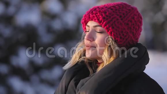 女人呼吸新鲜寒冷的冬季空气慢动作视频的预览图