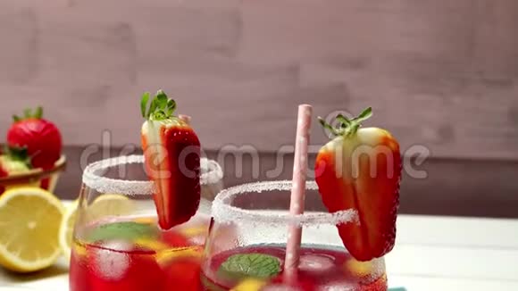 冷的草莓饮料视频的预览图