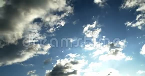 蓝天上的积云视频的预览图