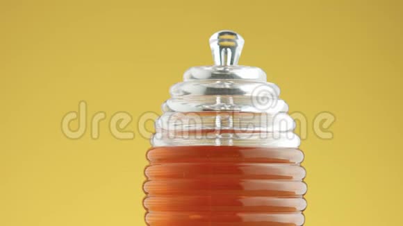 蜂巢形状的蜜罐视频的预览图