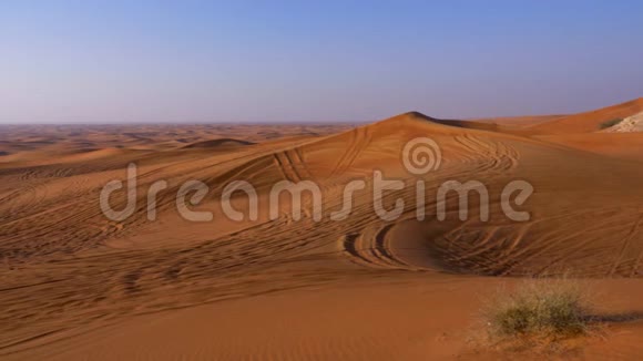 在炎热的沙漠中俯瞰沙丘和山丘荒野沙漠景观视频的预览图