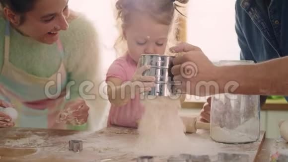 有孩子的家庭烤饼干视频的预览图
