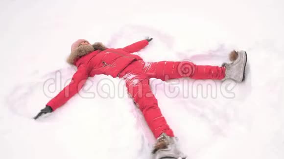 女人在雪地上做天使视频的预览图