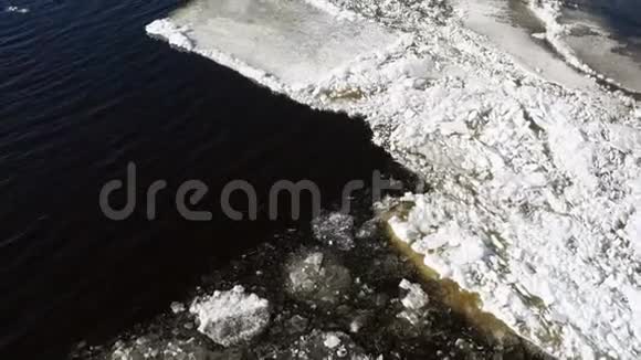 鸟瞰冰冻河流视频的预览图