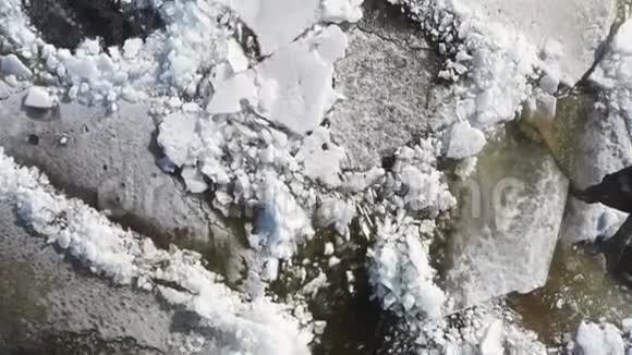 鸟瞰冰冻河流视频的预览图