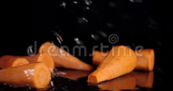 新鲜胡萝卜在水里掉下来视频的预览图