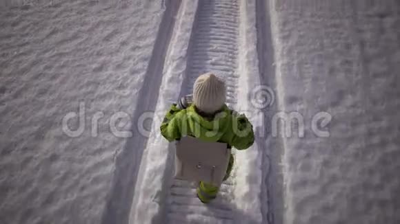 一个孩子在冬天上学视频的预览图