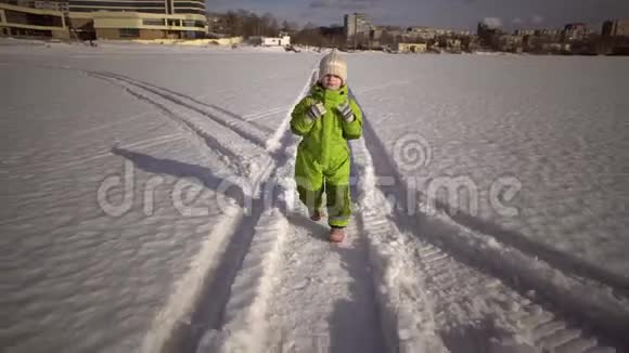 一个孩子在冬天上学视频的预览图