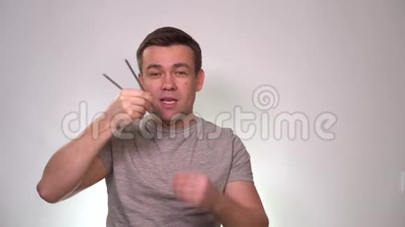 开玩笑那个拿筷子做寿司的人视频的预览图