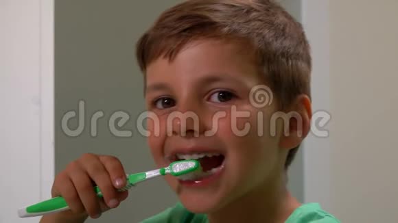 小男孩擦牙视频的预览图