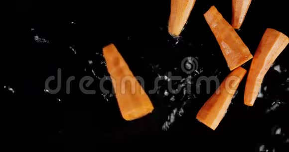 新鲜胡萝卜掉进水里视频的预览图