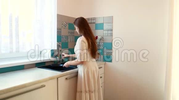 穿白衣服的女孩洗锅视频的预览图