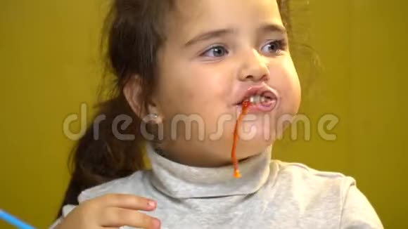 那个小女孩正用手吃披萨她有一张脏嘴视频的预览图