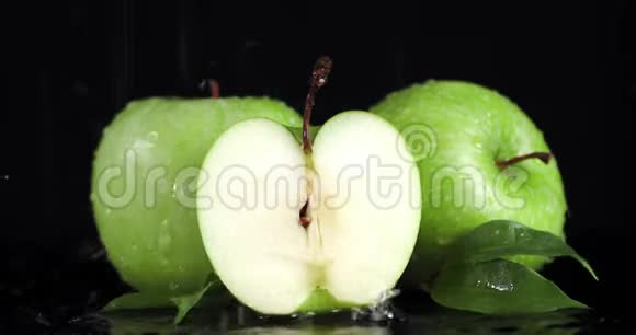 雨中鲜绿的苹果视频的预览图