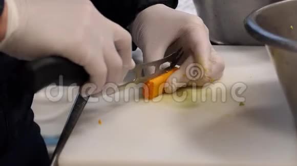 一个女人用刀切胡萝卜视频的预览图