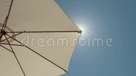 从海滩上的太阳伞视频的预览图