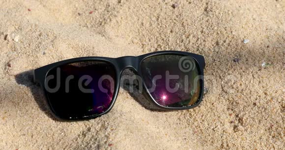 太阳眼镜在沙滩上视频的预览图