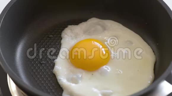 煎锅上的鸡蛋视频的预览图