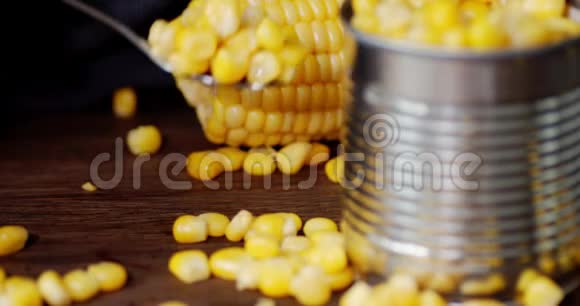 桌子上有玉米粒的勺子视频的预览图