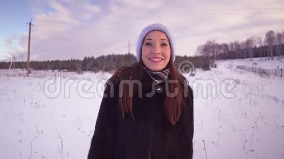 圣诞女孩冬天的女人视频的预览图