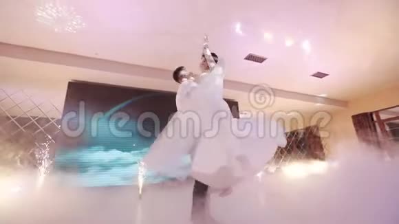 婚礼当天Brunette新娘和英俊的新郎跳舞视频的预览图
